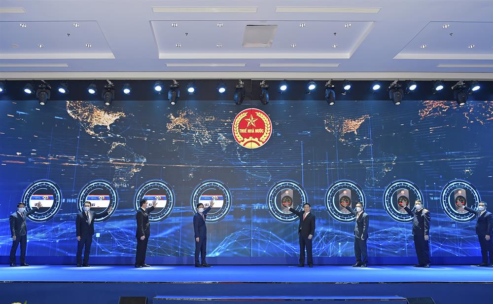 Bộ trưởng Bộ Tài chính Hồ Đức Phớc, cùng các đại biểu thực hiện nghi lễ nhấn nút kích hoạt. (Ảnh: GH/BTC)